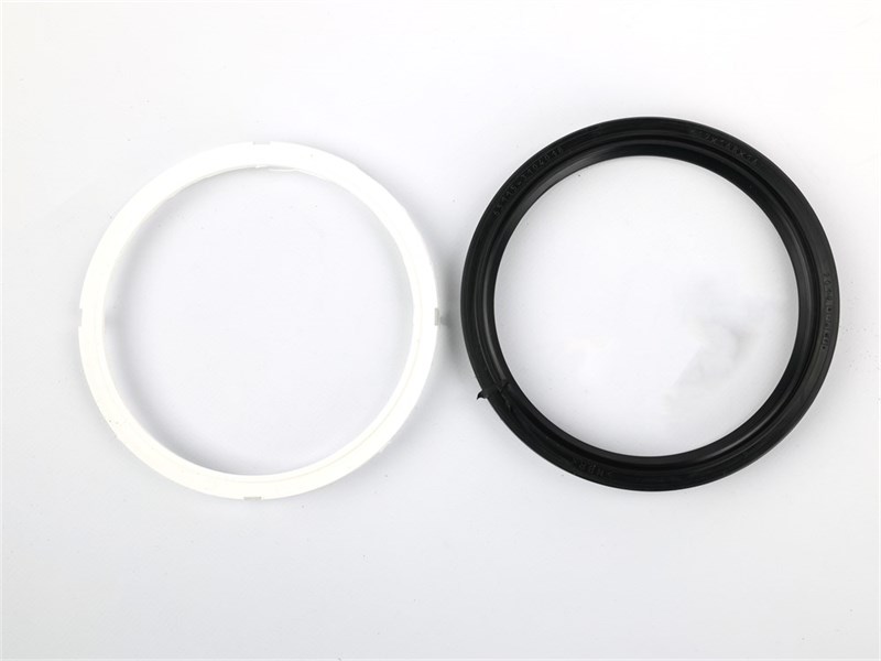 Сальник 142х168х15-2.2 а/м КАМАЗ-ЕВРО задней ступицы, чёрный с пружиной, с пласт. обоймой, NBR (Балаково) 65115-3104018 (с пласт)