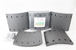 Рем. комплект тормозных накладок на ось: BPW, SAF, ТОНАР (Сверл./расточен./с заклёпками аллюминевые/ к-т 8 шт./ повышенный ресурс при высокой нагрузке и перегрузке, конвейерное качество ОЕМ/ WVA 19032/ 420*180 мм/ номинал STD) RUATI HD RU 670 HD