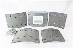 Рем. комплект тормозных накладок а/м Shachman X3000, F3000, F2000 передний мост MAN (Сверлён./расточенные/с заклёпками/ширина 160мм./ к-т 8 шт./длинная+короткая 8+10 отв./ повышенная термостойкость, ресурс /19494, 19580 + 19579, 88502200045, 81502210325)  RU 870 HD