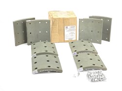 Рем. комплект тормозных накладок а/м КАМАЗ-6520, 6560 ЕВРО после 06.2013 г. (материал ТИИР-469, повышенный ресурс и термостойкость ОРИГИНАЛ/ Сверл./расточен./с заклёпками/ширина 180мм., 9 отв./ к-т 8 шт. короткие, 6580-3501105-51/ доп. арт.: 6520-3501105- Ремком.№ 9. с закл. 469